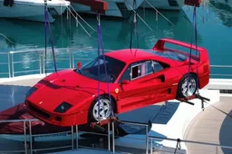 A Montecarlo una Ferrari F40 viene calata su uno yacht, ecco il VIDEO