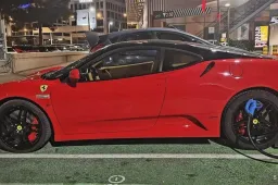 Con la Ferrari F430 alla colonnina: il fenomeno dell'ICEing sui social