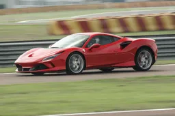 Noleggia una Ferrari F8, ma chiede un riscatto per restituirla: follia di 32enne pugliese