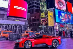 Le FOTO della nuova Ferrari F80 a New York sono spettacolari