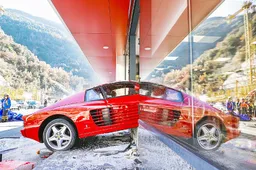Esagerato col cenone? Un uomo finisce in una vetrina con la Ferrari [VIDEO]