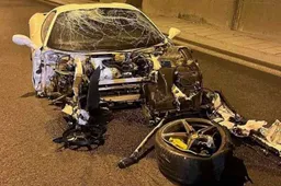 In galleria con la Ferrari a folle velocità, poi perde il controllo [VIDEO]