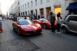 Via Monte Napoleone, al volante di una Ferrari parcheggia nel posto disabili