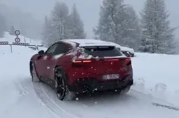 Ferrari Purosangue sulla neve: il V12 si scatena sulle Dolomiti [VIDEO]