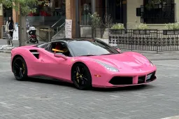 Ferrari dice no al rosa: ecco perché alcune personalizzazioni sono vietate