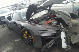 Una Ferrari SF90 Stradale semi-distrutta è stata messa in vendita