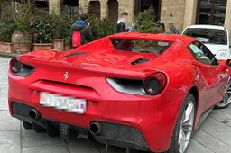 Ferrari 488 Spider in piazza della Signoria a Firenze: multato un turista