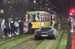 Taglia la fila, ma va sui binari del tram: la scena comica della Ferrari 296
