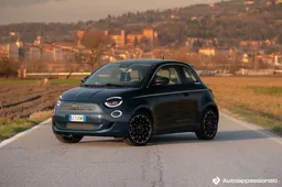 Fiat 500 Elettrica: prova su strada, autonomia, prezzi e come va