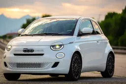 Ecco la FIAT 500 Hybrid 2025: torna la produzione a Mirafiori. Costa meno della Pandina