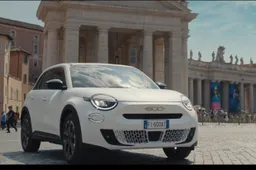 FIAT 600e: eccola in Piazza San Pietro, protagonista di questo VIDEO