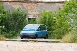 Fiat Multipla alle prese con il drifting: il risultato è da... rivedere