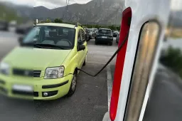 Con la FIAT Panda al Tesla Supercharger: ma qualcosa non quadra