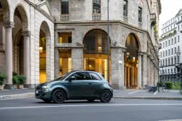 FIAT 500e Armani: la serie speciale dell'elettrica alla moda