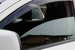 Auto in sosta con i finestrini aperti: ora per il Codice della Strada è reato