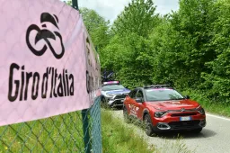 Citroen al Giro-E 2024: confermata la presenza del Double Chevron alla Corsa Rosa