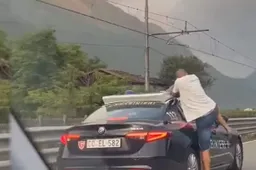 Follia a Sondrio: aggredisce l’auto dei carabinieri a calci e pugni [VIDEO]