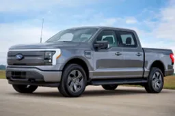Ford F-150 elettrico: poca domanda, l'Ovale Blu dimezza la produzione