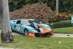 Distrugge una Ford GT Heritage Edition perchè non sa usare il cambio manuale