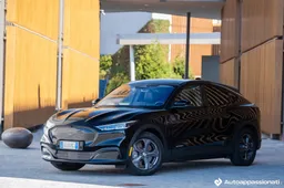 Ford Mustang Mach-E RWD Extended Range: autonomia, prezzo, interni, prova su strada