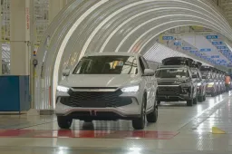 Dentro la gigantesca fabbrica BYD di Zhengzhou: dove nasce un’auto ogni minuto