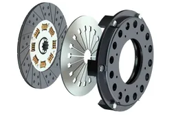 Sei sicuro di usare bene la frizione? Ecco gli errori che rovinano (in silenzio) una delle parti più costose dell’auto