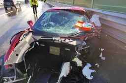 Ferrari F8 Tributo distrutta in un incidente stradale a Torino