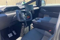 Interni Tesla Cybertruck: nel dubbio, ecco come sono fatti