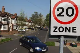 Galles: il limite di velocità in città ora è di 32 km/h. Non si sta esagerando?