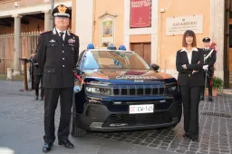 La Jeep elettrica si mette la divisa: eccola con l’abito dei Carabinieri