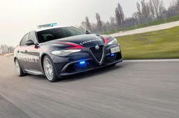 La Giulia Quadrifoglio in divisa fa volare il profilo dei Carabinieri