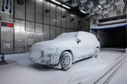 La nuova Mercedes GLB si mostra per la prima volta in una veste insolita: gli interni sono spaziali