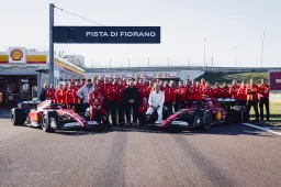 Sainz, padre e figlio salutano la Ferrari a Fiorano: il giro è commovente
