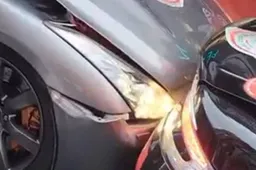 Nissan GTR tampona una Aston Martin DBS durante un raduno, brutta botta [VIDEO]