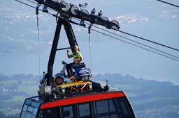 Con la Vespa sulla funivia austriaca per entrare nel Guinness World Record