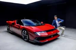 Ecco la Ferrari 849 Testarossa: torna un nome mitico, ma ora è ibrida con 1.050 CV. I prezzi