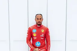 La foto di Hamilton in rosso è già storia: la prima volta con la tuta Ferrari