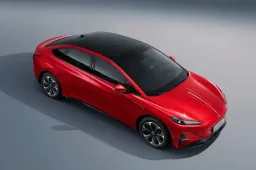 È una Tesla Model 3? Le somiglia, ma costa la metà. Però…