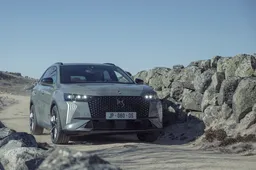 DS 7 2023, il restyling porta la potenza a 360 CV e rinnova il look