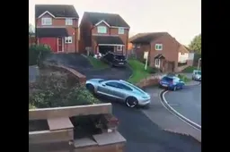 L'imbarazzante parcheggio di una Porsche Taycan finisce proprio male [VIDEO]