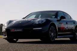 Guidare l’auto con lo smartphone? Huawei lancia la sfida