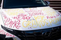 Hyundai rinnova con l’AS Roma: Mourinho si presenta su una Ioniq 5