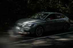Al volante della nuova Hyundai i30 Fastback N prima del debutto mondiale