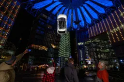 Hyundai ha appeso una Ioniq 5 al soffitto per l’uscita di Spider-man