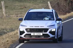 Hyundai Kona N: le prime immagini rubate durante un servizio fotografico