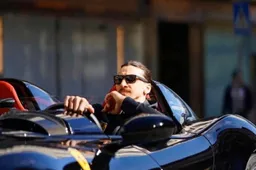 La nuova Ferrari Monza SP2 di Zlatan Ibrahimovic: eccolo a bordo