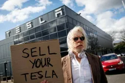 Tesla: dal culto al concessionario 