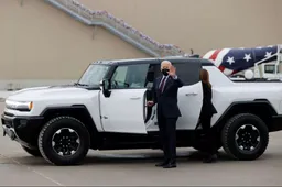 Joe Biden tester d'eccezione del primo Hummer elettrico: "che bomba di auto"