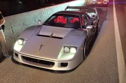 Rarissima Ferrari F40 LM colpita da un camion in autostrada: il conducente fugge, l’appello social