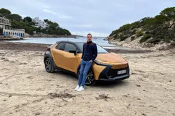 Toyota C-HR 2023: recensione, interni, ibrida, prezzo